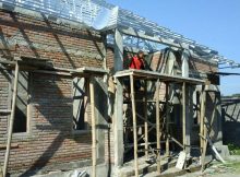 BANGUN RUMAH DENGAN PANEL KAYU