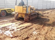 KONTRAKTOR BANGUNAN JOGJA – MEMBERSIHKAN LANTAI KAYU