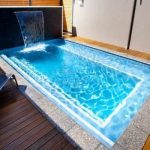 TAMAN RUMAH-penghijauan di area kolam renang