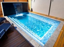 TAMAN RUMAH-penghijauan di area kolam renang